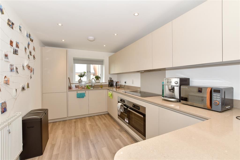Property photo 3 of 10 Kitchen