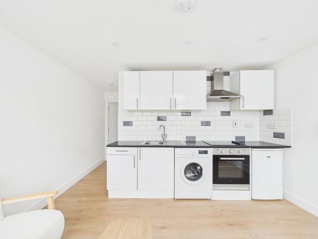 Property photo 3 of 13 Cam01530G0-Pr0420-Still011.Jpg