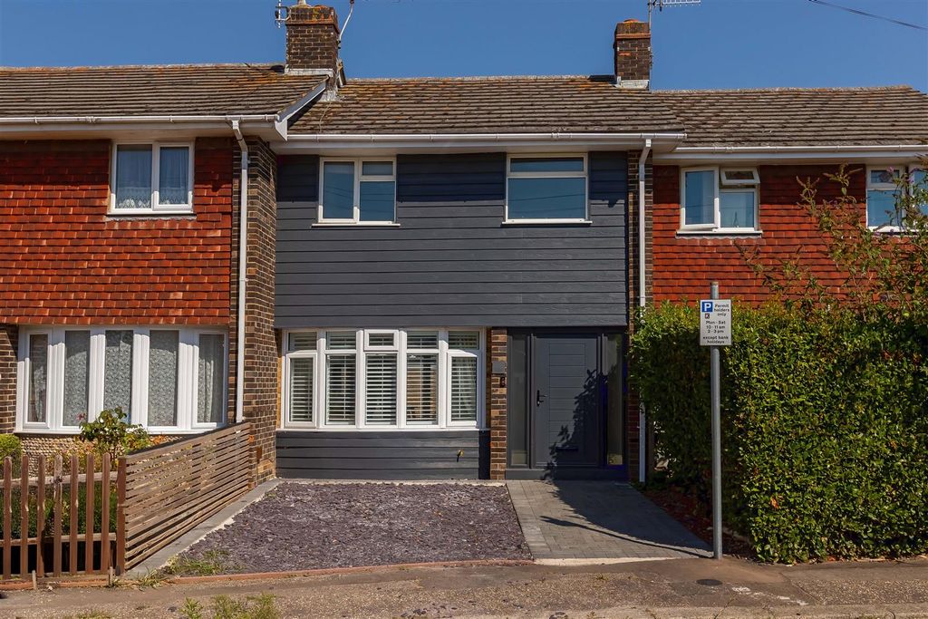 Property photo 1 of 16 Osmonde Close Front.Jpeg