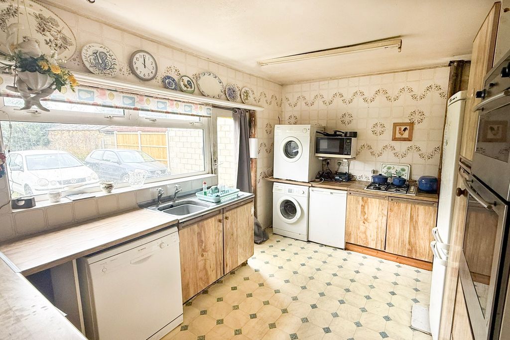 Property photo 3 of 9 Kitchen