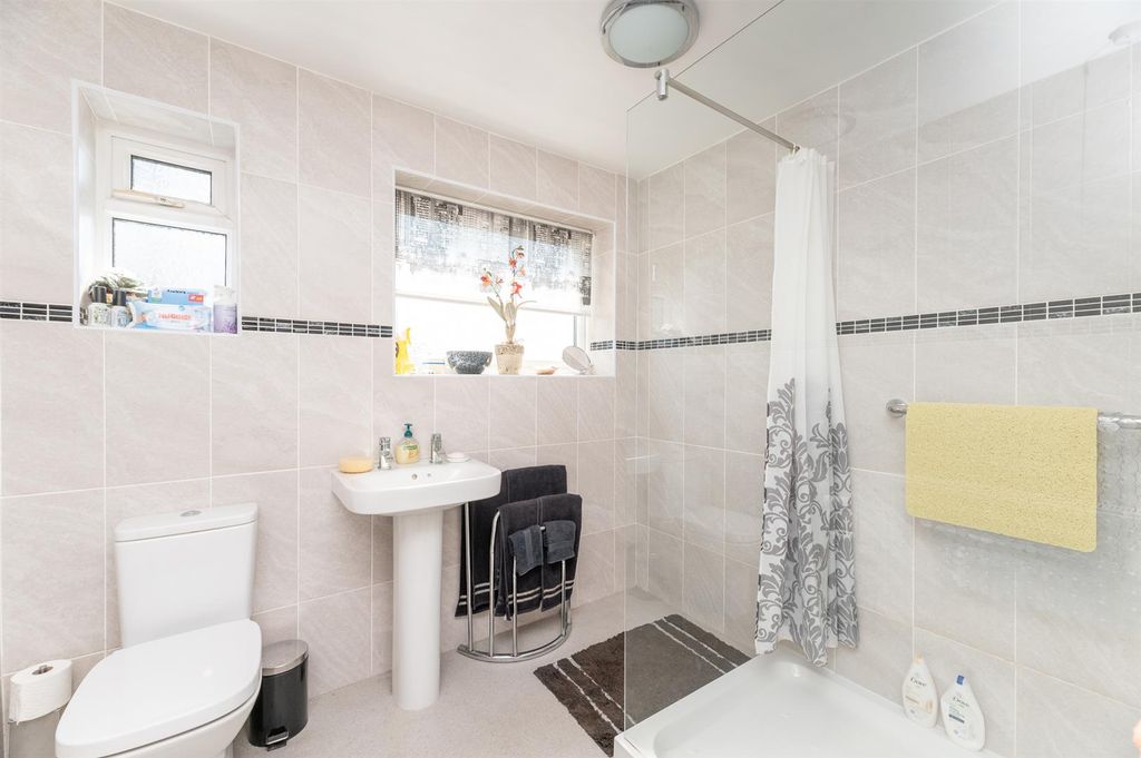 Property photo 2 of 18 Bathroom