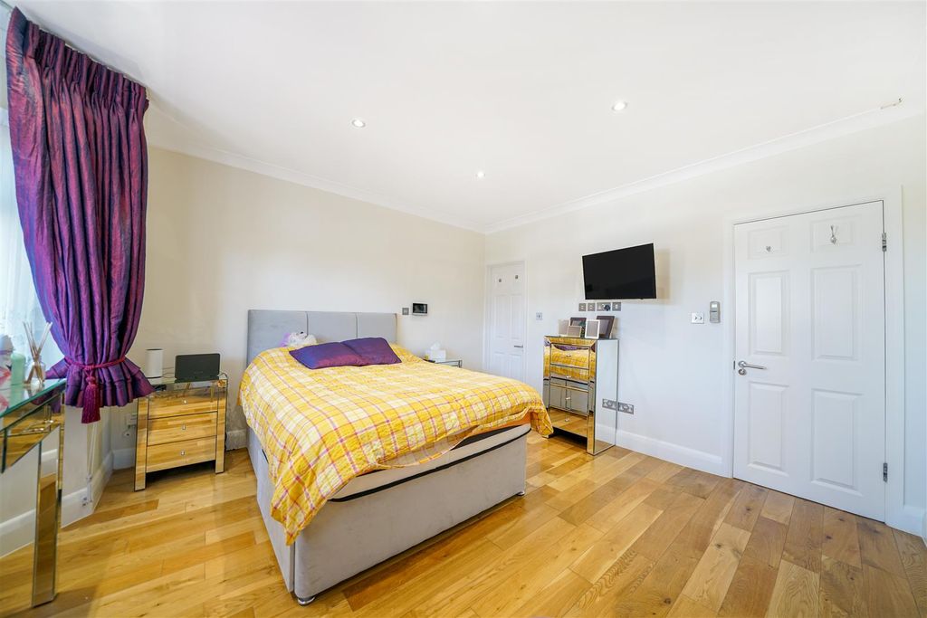 Property photo 3 of 20 15 Morley Crescent - eI90B0Arbqoadh2Rqgeh.Jpg