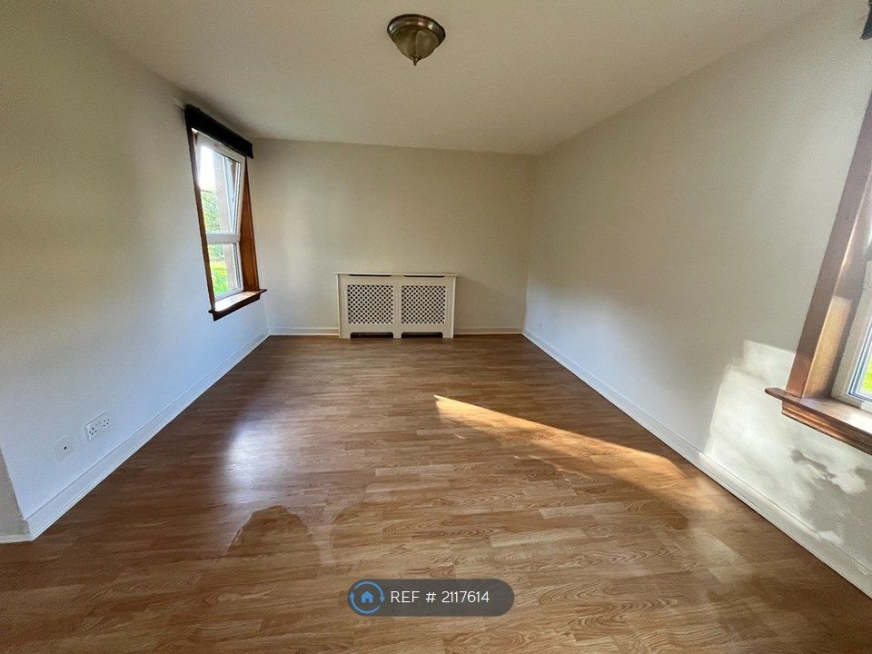 Property photo 2 of 7 Living Room - Image 2