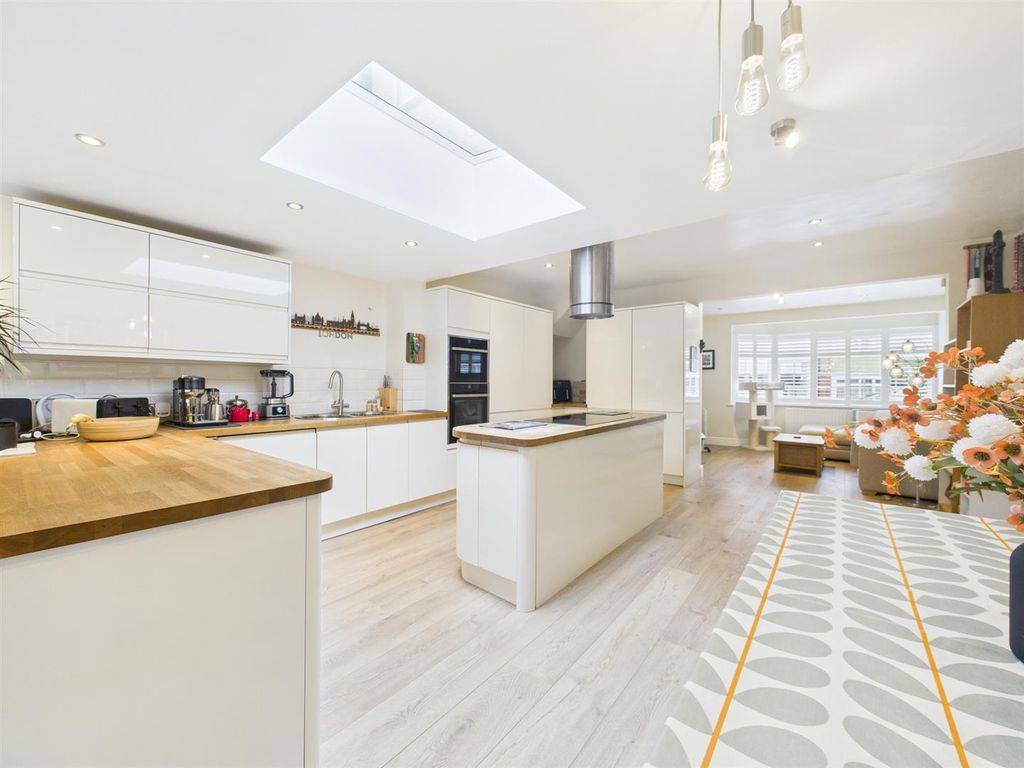 Property photo 2 of 14 Cam05080G0-Pr0208-Still022.Jpg