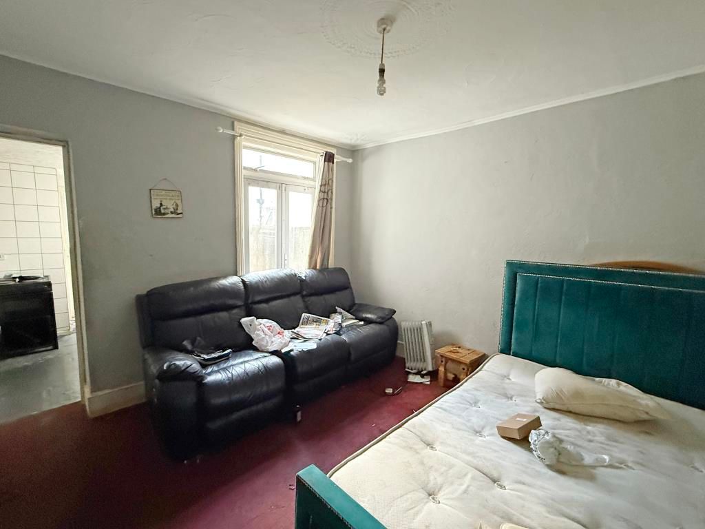Property photo 3 of 5 Bedroom In Ground Floor Flat