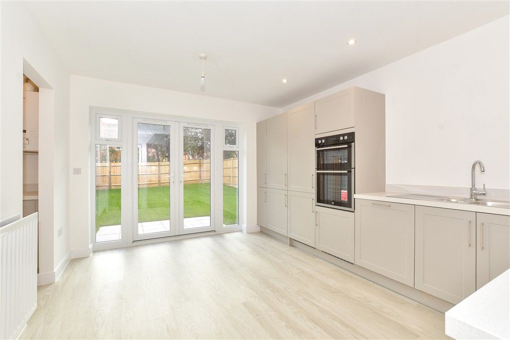 Property photo 3 of 12 Kitchen