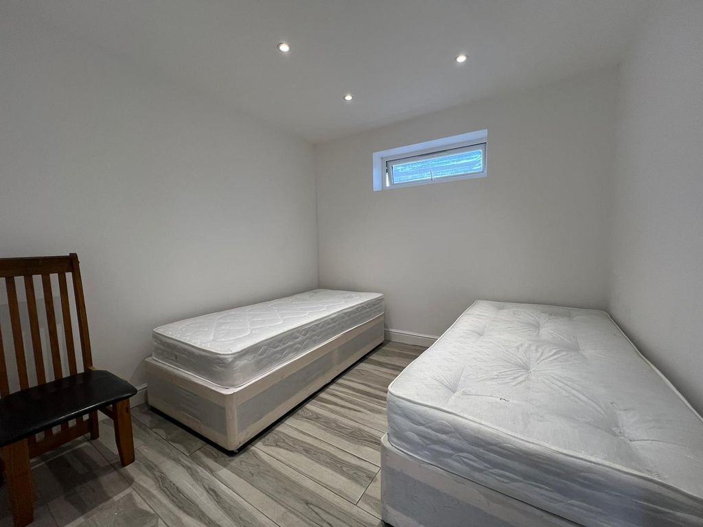 Property photo 1 of 7 Two Bedroom Ground Floor Flat Close To Chadwel Heath- 1800 Pcm