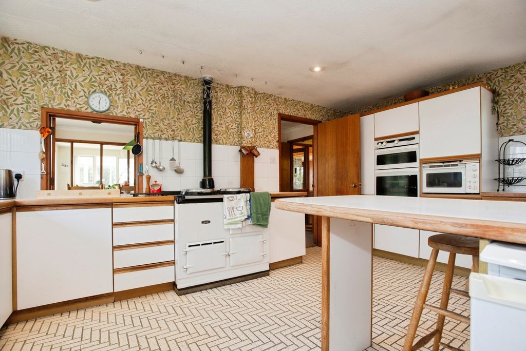 Property photo 3 of 25 Kitchen