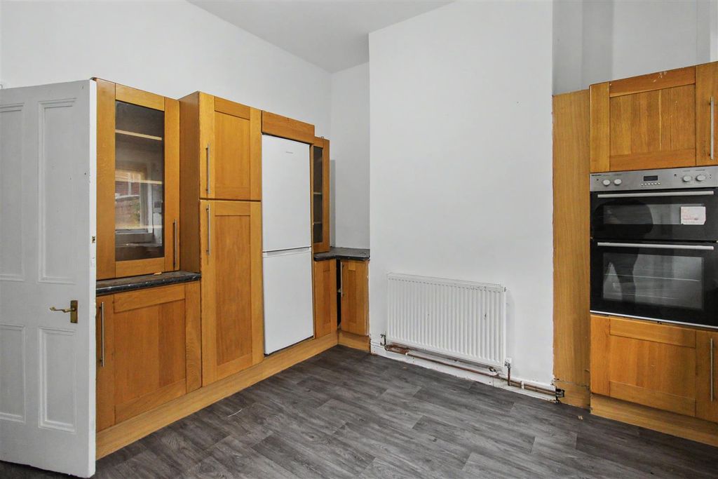 Property photo 3 of 8 Kitchen