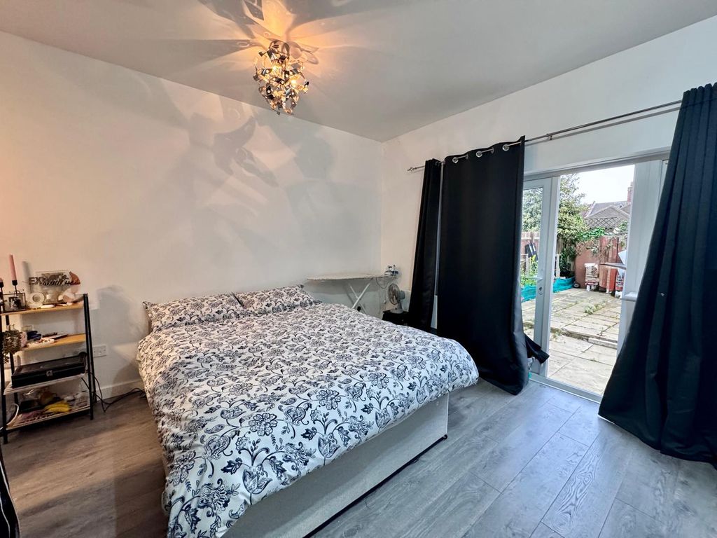 Property photo 1 of 6 Flat 2 3 Eastcote Road (4)