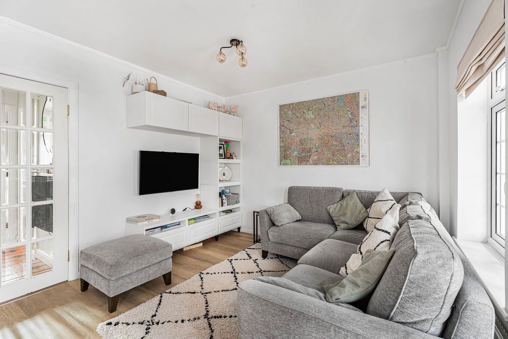 Property photo 2 of 27 Lounge