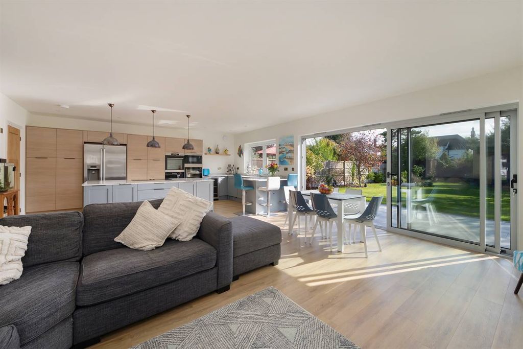 Property photo 2 of 31