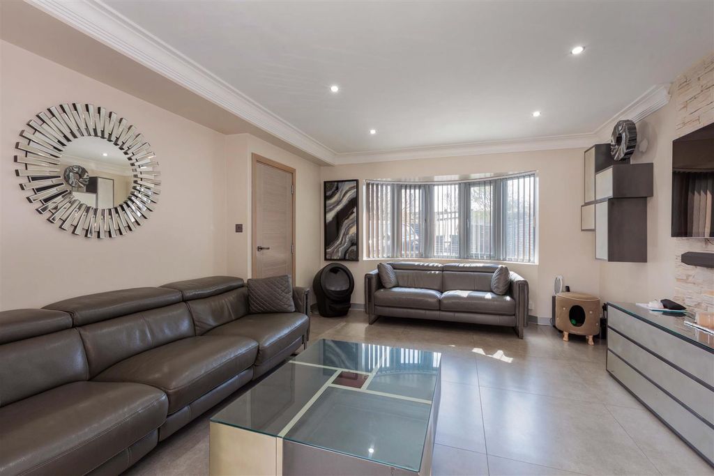 Property photo 3 of 24 174 L Cippenham Lane-10.Jpg