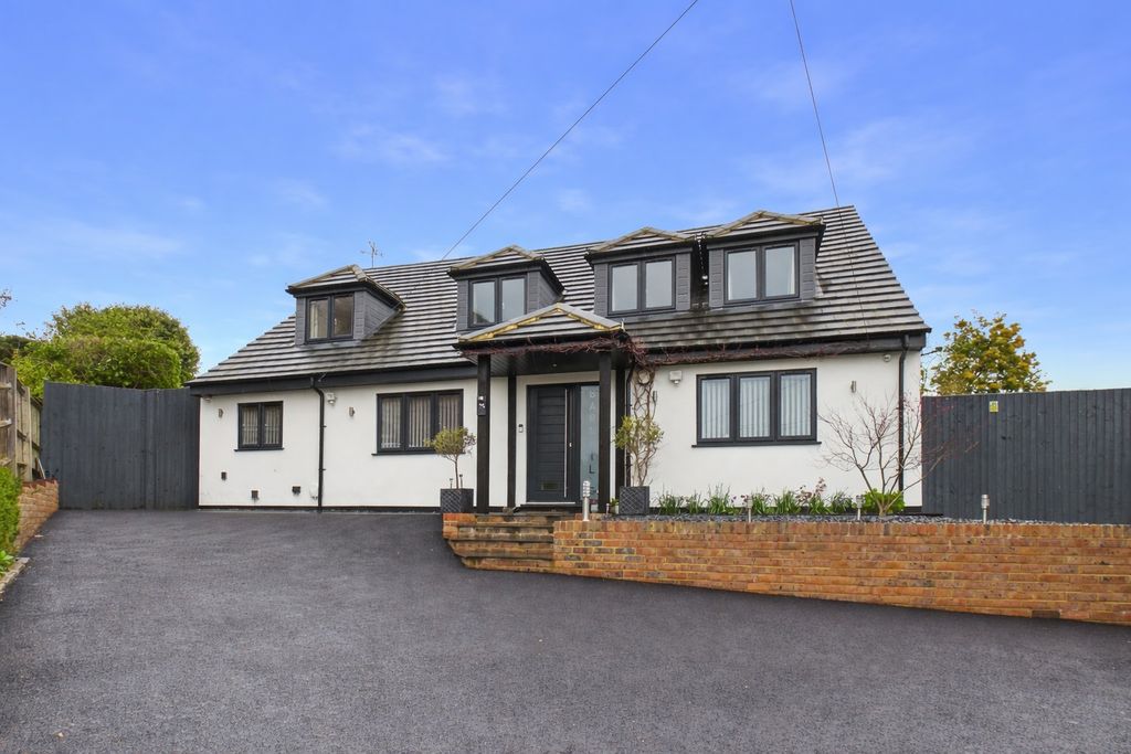 Property photo 1 of 38 Cam01984G0-Pr0581-Still039