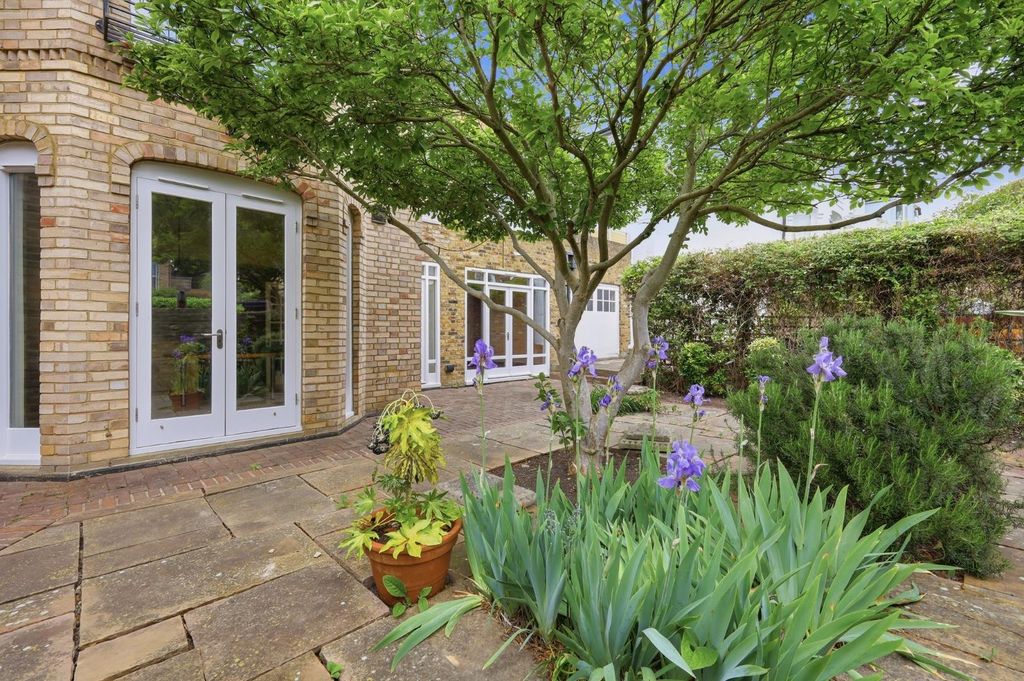 Property photo 3 of 25 Garden
