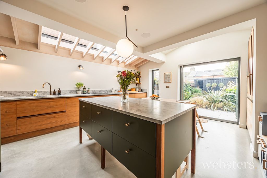 Property photo 2 of 38