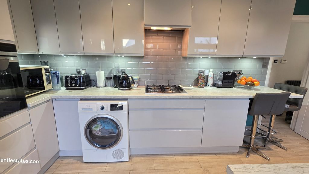 Property photo 1 of 28 4 Double Bedroom Semi-Detached House For Sale On Longmore Avenue, East Barnet En4