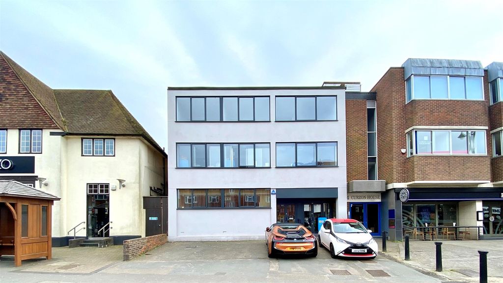 Property photo 1 of 12 Lambourne.Jpg