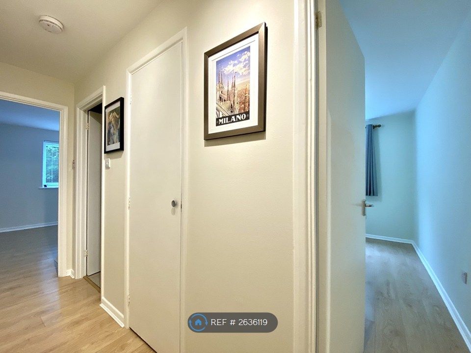 Property photo 3 of 10 Hall