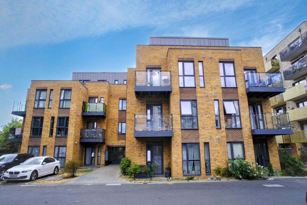 Property photo 1 of 7 Dominion Court - Front
