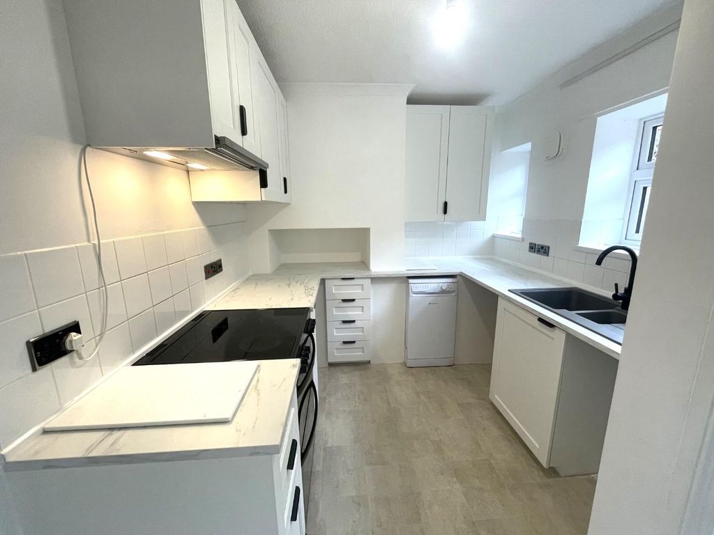 Property photo 3 of 12 Kitchen 2.Jpeg