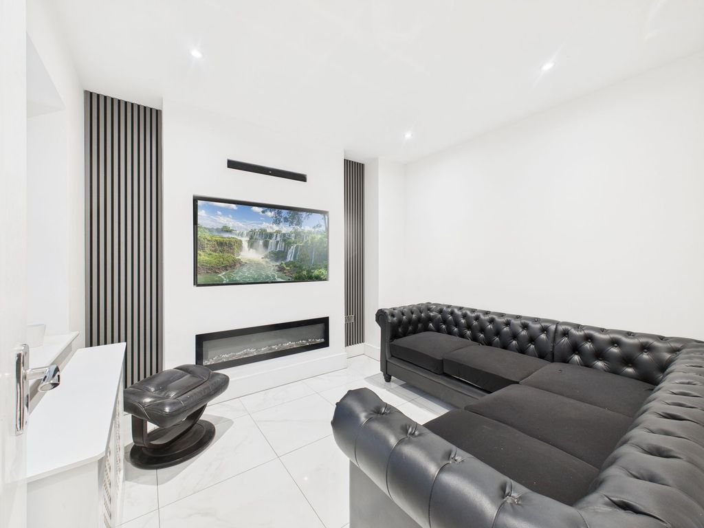 Property photo 2 of 15 Lounge