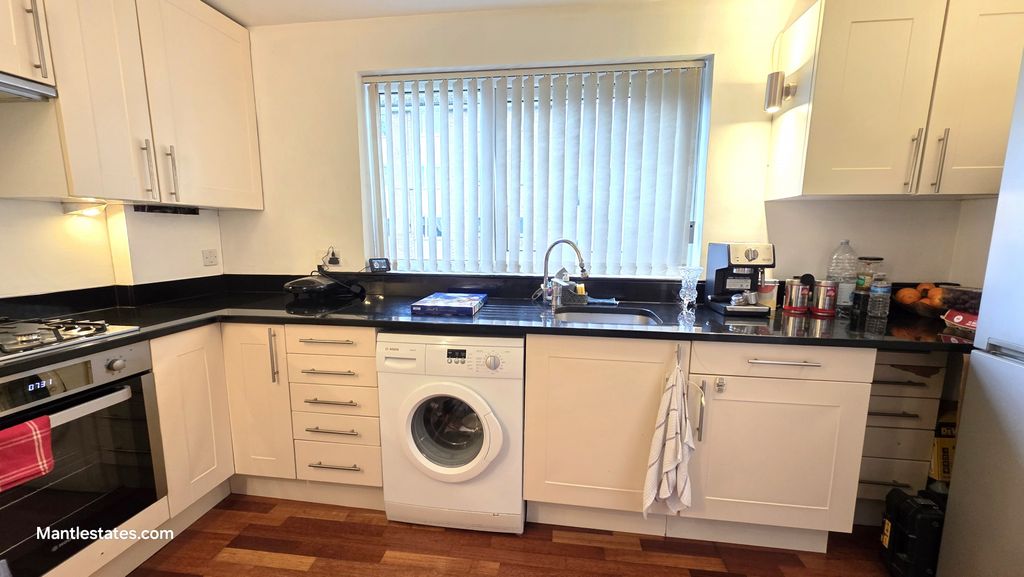 Property photo 2 of 9 Kitchen