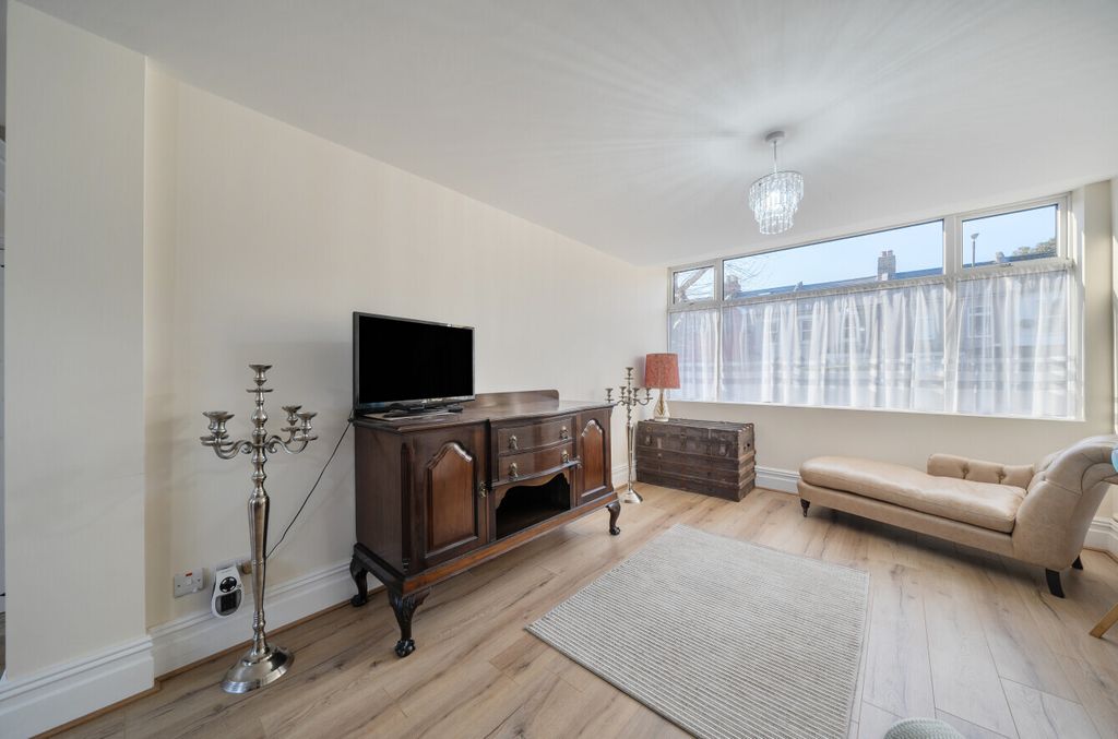 Property photo 2 of 17 Picture No. 11