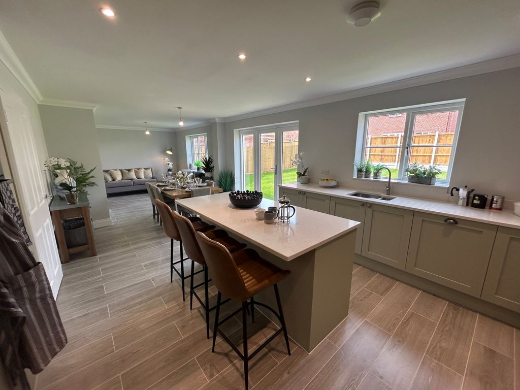 Property photo 3 of 14 Kitchen/Family/Diner