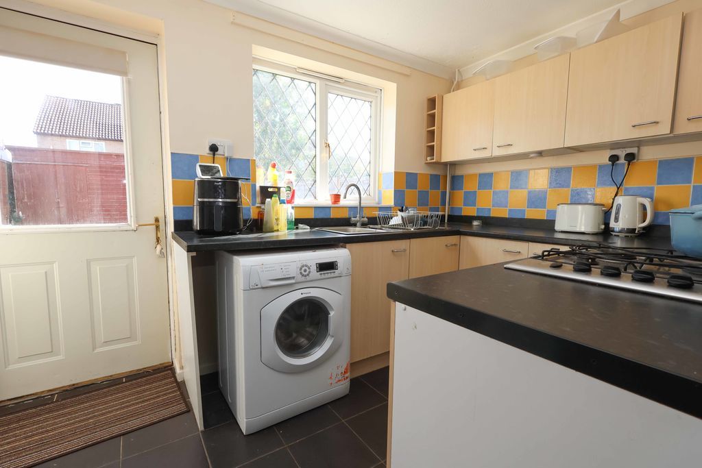Property photo 3 of 10 Kitchen