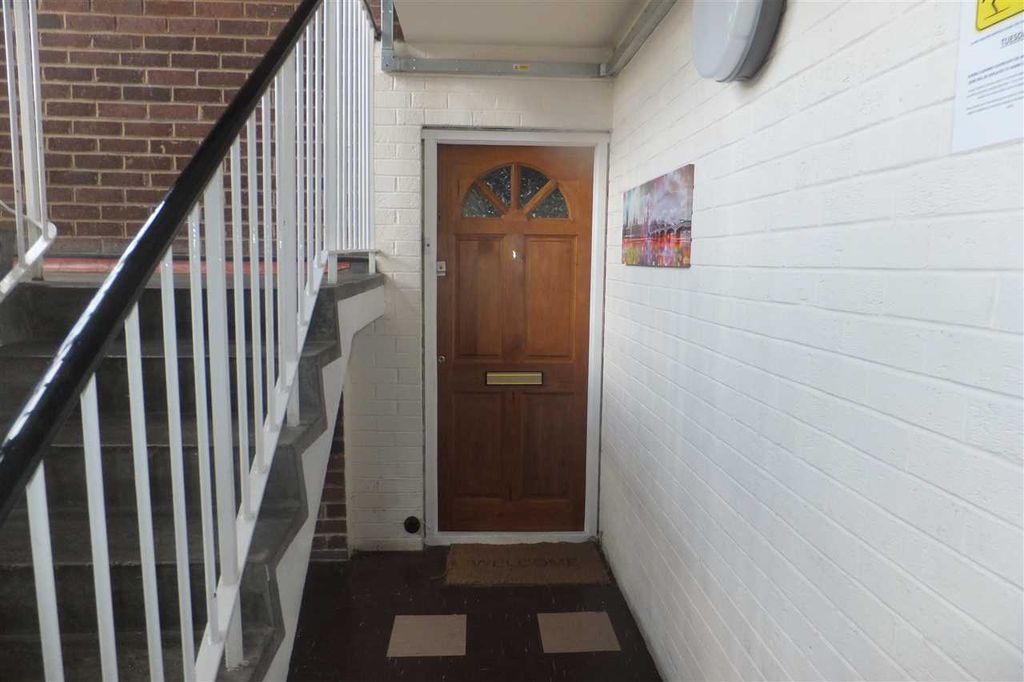 Property photo 2 of 9 Entrance