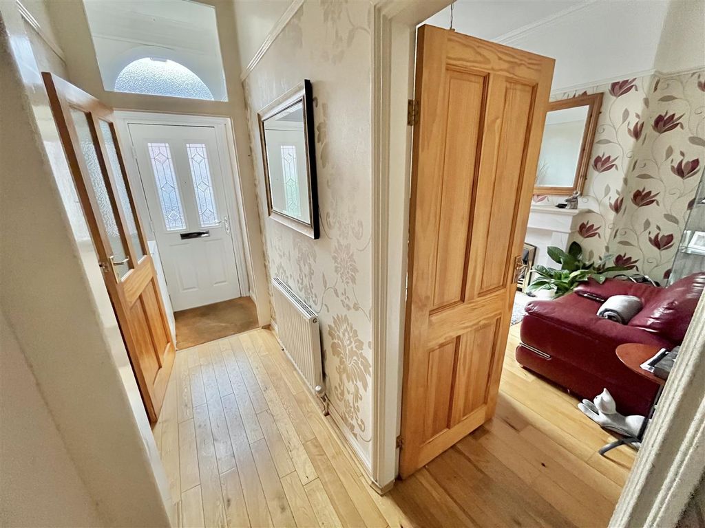 Property photo 2 of 19 Hallway