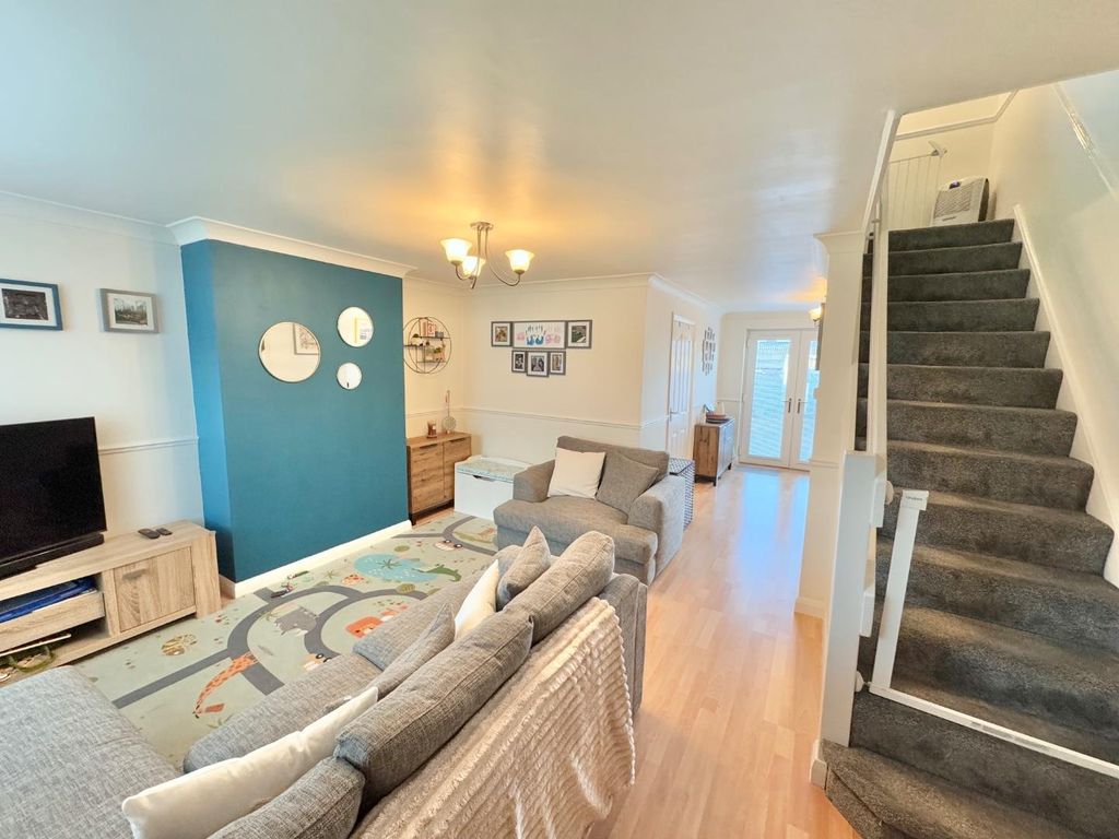 Property photo 3 of 18 Lounge