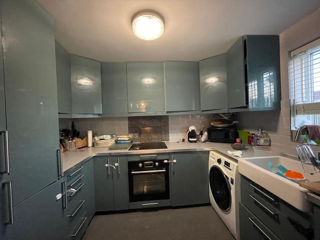 Property photo 1 of 6 2 Bed Flat To Rent St. Crispins Court, Southall Ub1