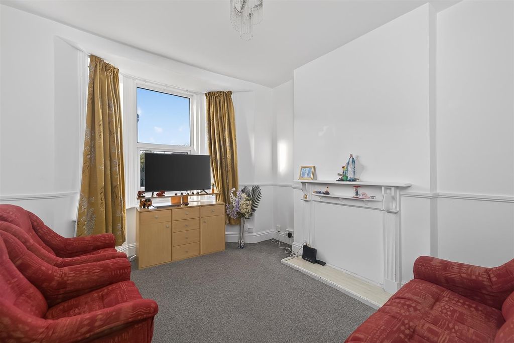 Property photo 2 of 17 Lounge