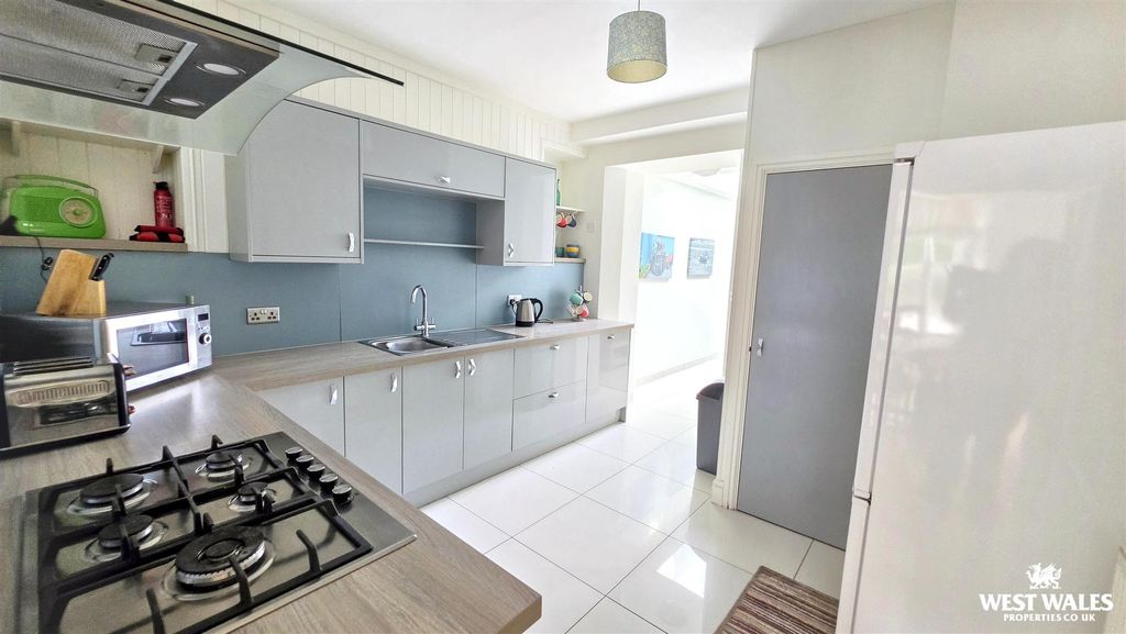 Property photo 3 of 40 Best Kitchen (4).Jpg