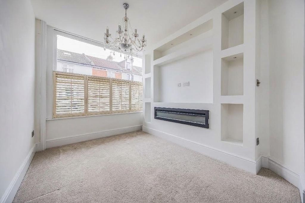 Property photo 3 of 15 122 Haslemere Road, Southsea-Porticomarketing-Sold