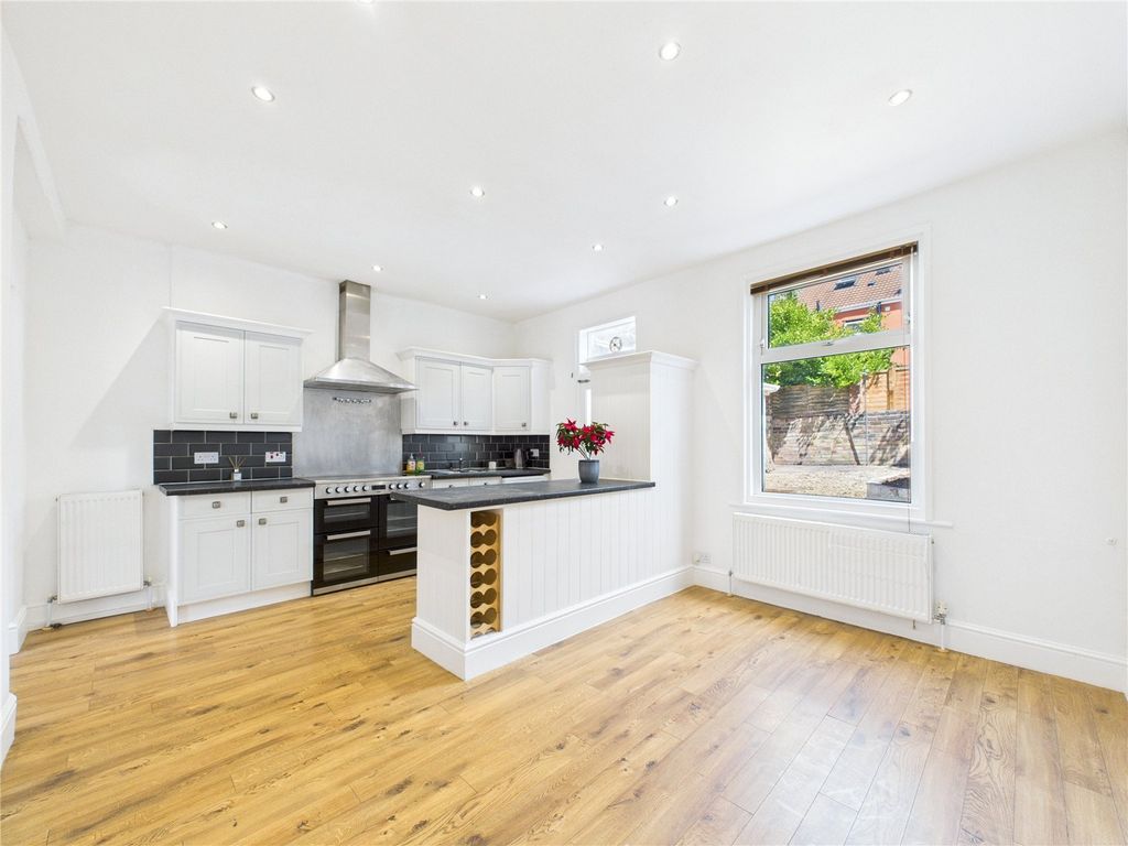 Property photo 2 of 21 Picture No. 29