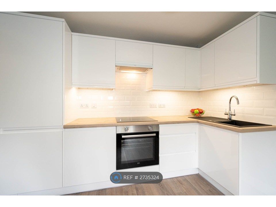 Property photo 2 of 14 High-Gloss White Handleless New Kitchen