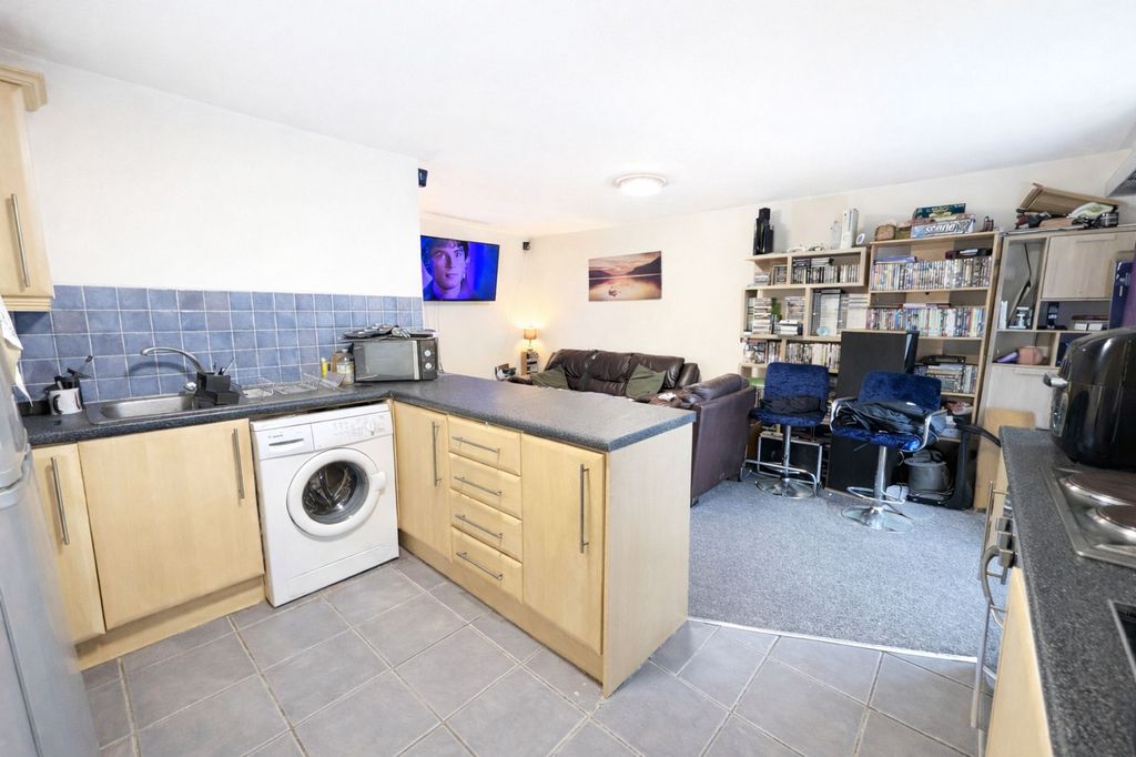 Property photo 2 of 6 Kitchen Lounge