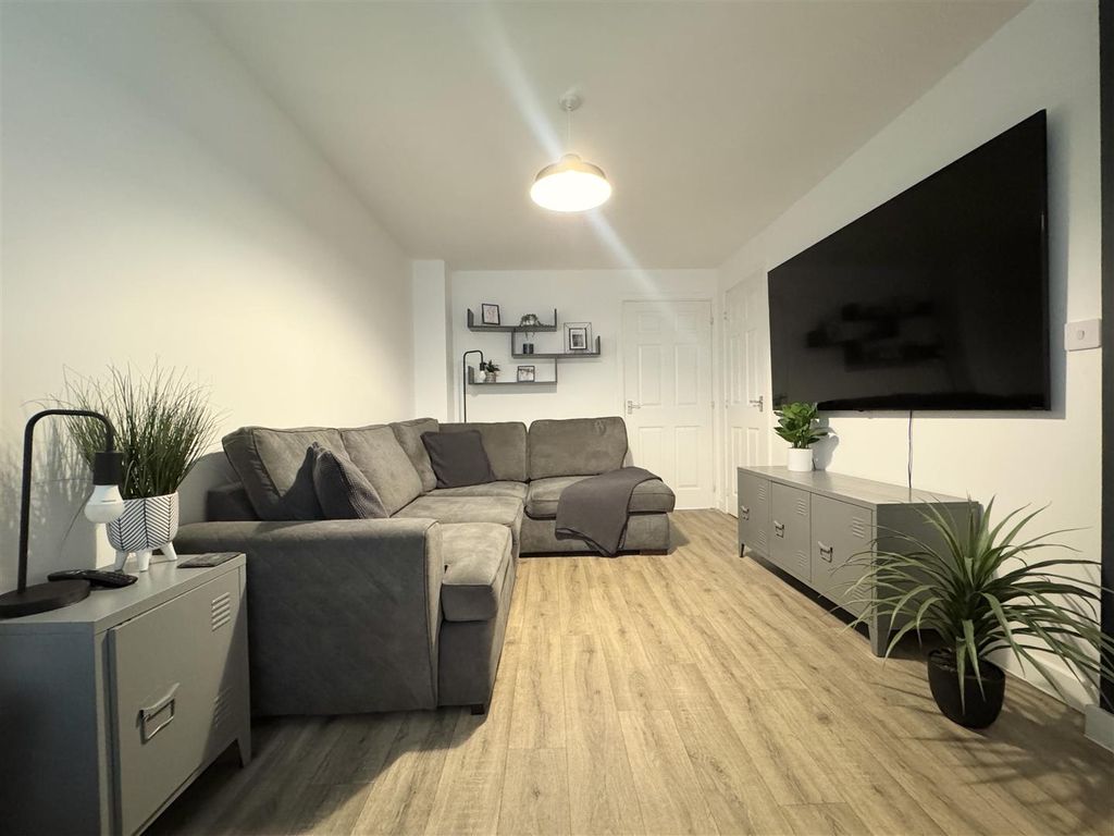 Property photo 2 of 19 Lounge