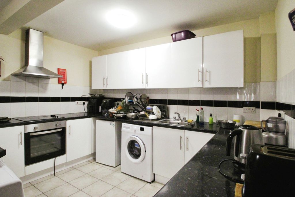 Property photo 3 of 5 Kitchen