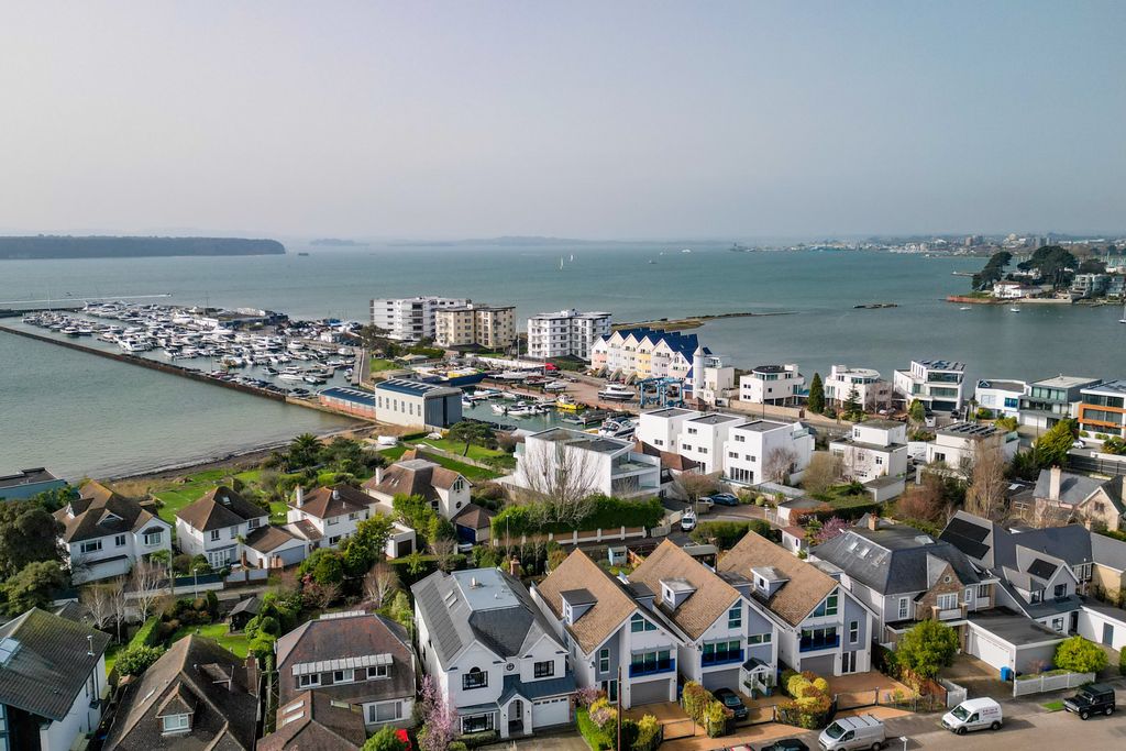 Property photo 1 of 20 Arrow External