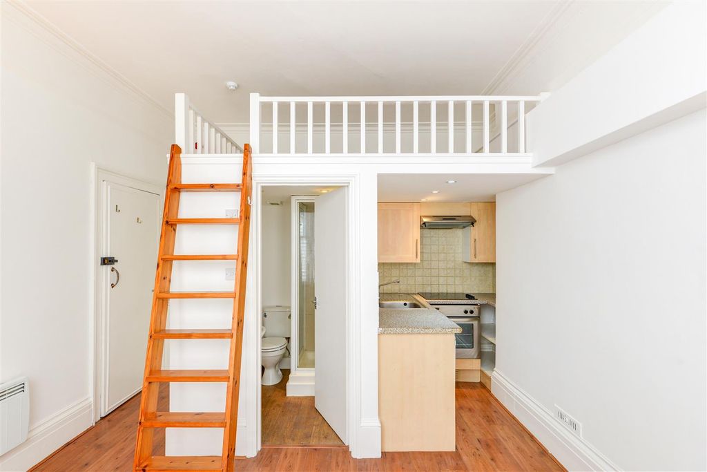 Property photo 3 of 6 Studio