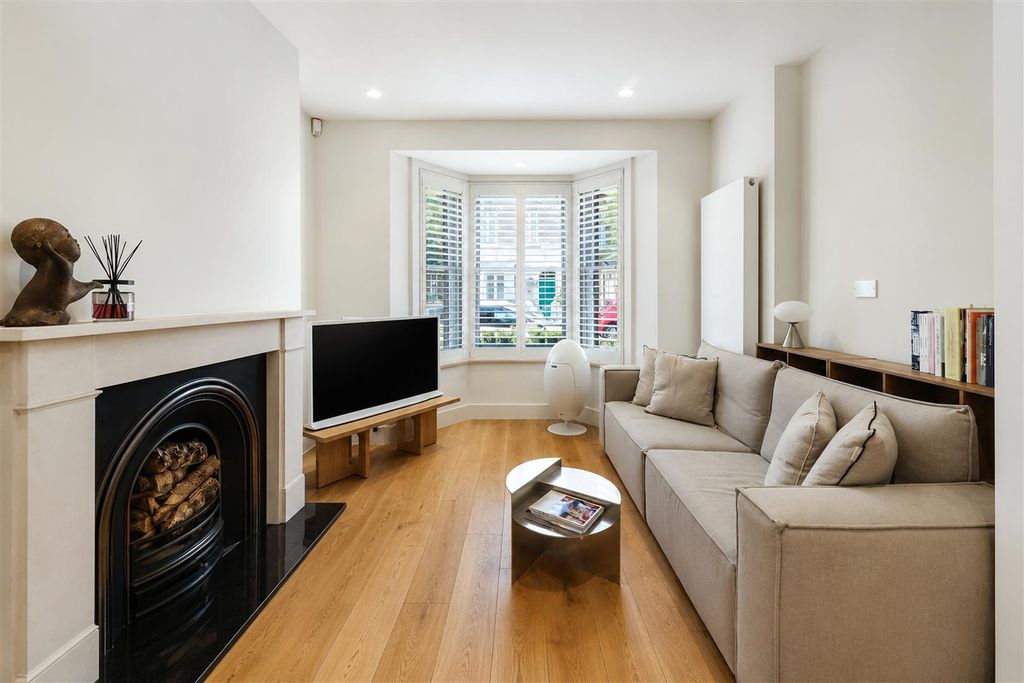 Property photo 1 of 17 10 Treadgold Street - 4P1Pedhghzq5O3Xw3A2J.Jpg