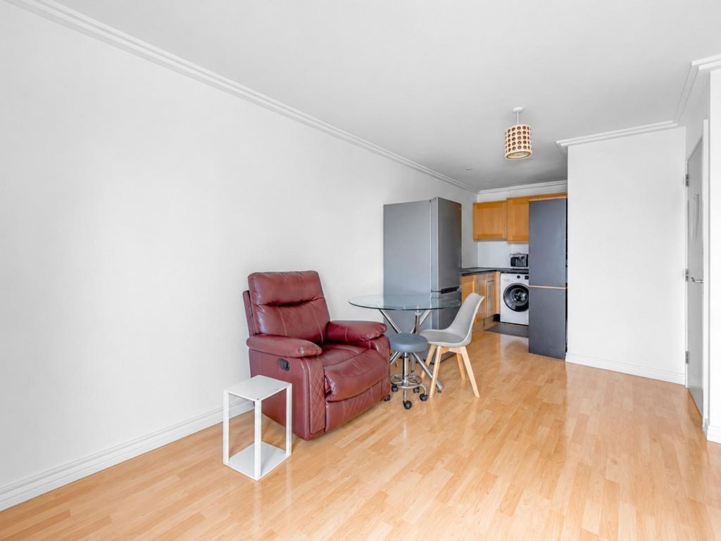 Property photo 3 of 10 Declutter 4.Jpg