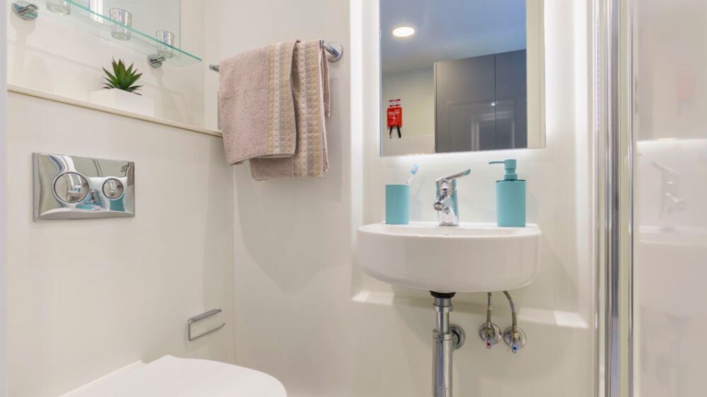 Property photo 3 of 8 Bathroom