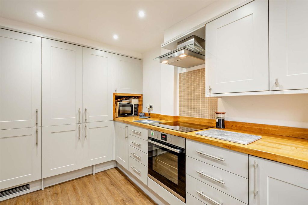 Property photo 3 of 10 8699158-Interior09-800.Jpg