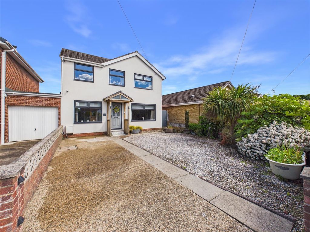 Property photo 1 of 17 Oakwood Close - Main