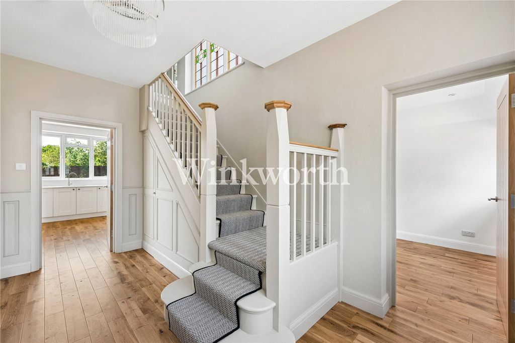 Property photo 3 of 26 Entrance Hall